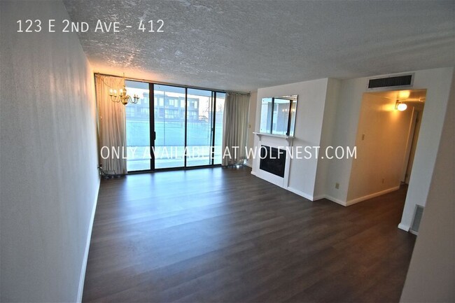 Building Photo - Gorgeous 2 Bed Downtown Condo! No Deposit ...