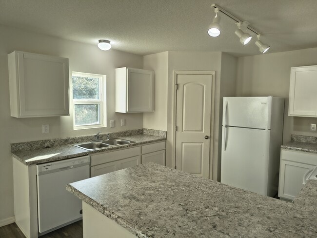 Foto del edificio - 275 Hyacinth Ct