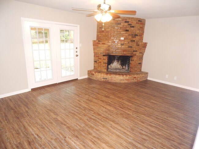 Foto del edificio - Coming Soon, Beautiful 3 Bedroom, 2 Bath Home w/Storage Building in Tyler!