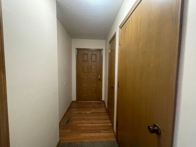 Building Photo - COMING SOON-Cozy House 3 bed 2 bath 2 car ...