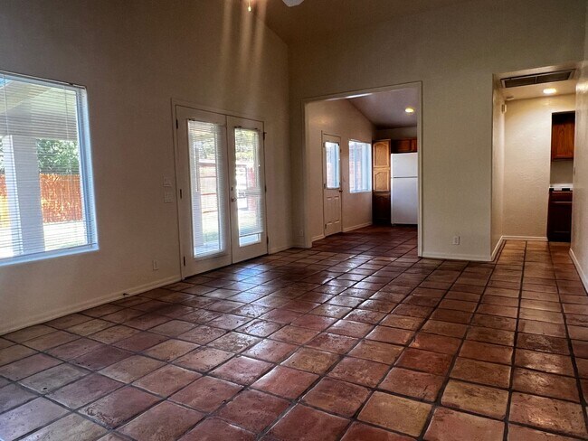 Foto del edificio - Tempe 2 Bed, 1 Bath Duplex Back Unit with ...