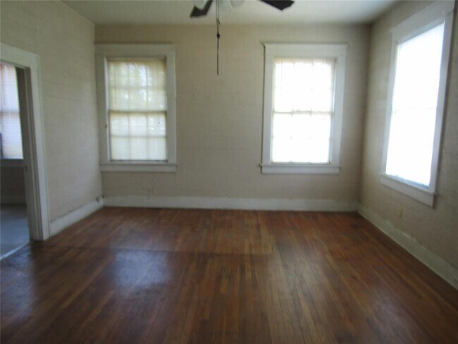 Building Photo - 707 Olive St