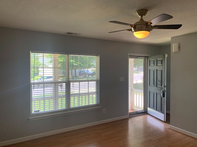 Building Photo - Beautiful 3 bedroom, 2.5 bath home located...