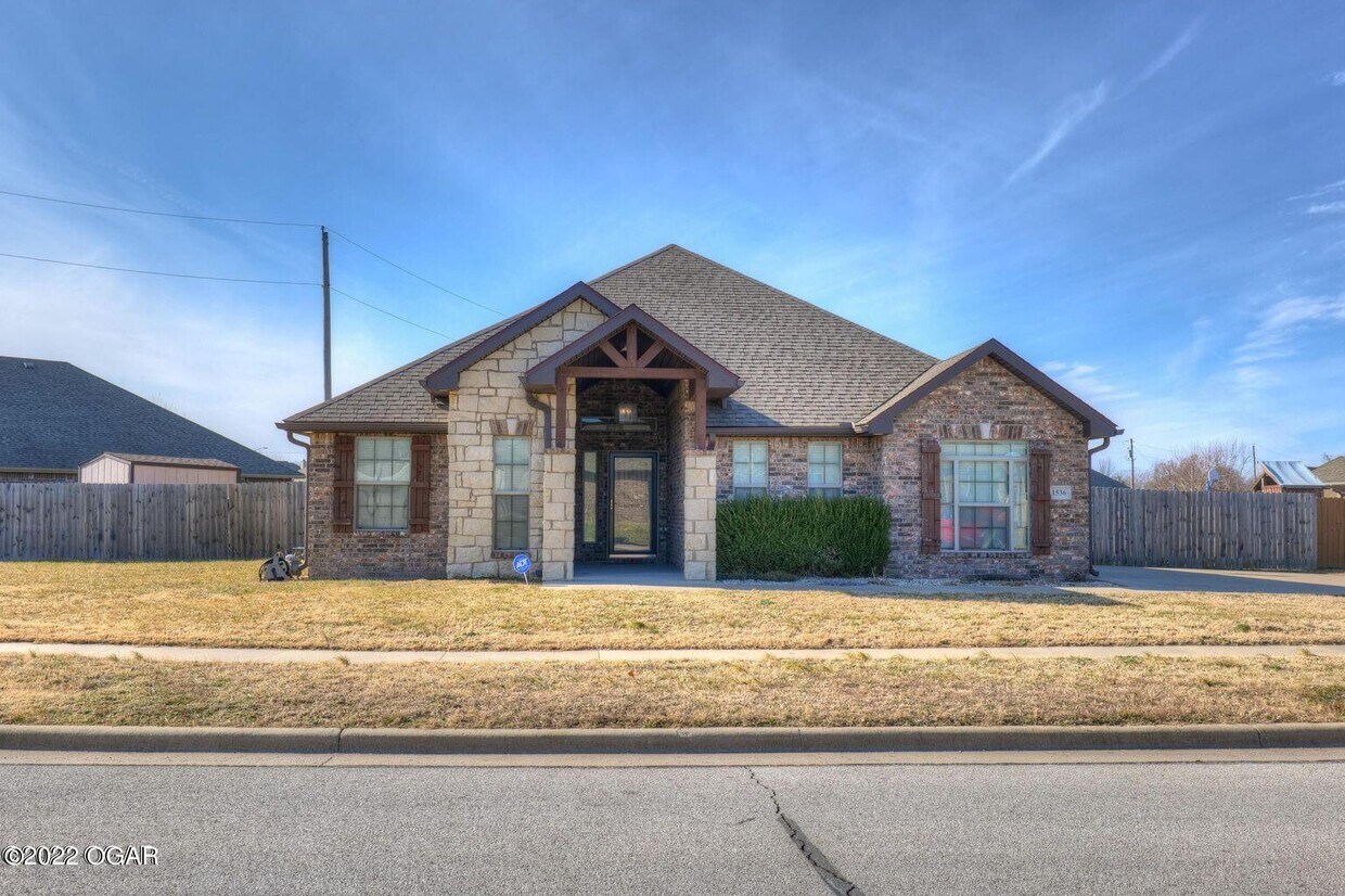 1536 Anderson Dr, b City, MO 64870 Condo for Rent in b City, MO