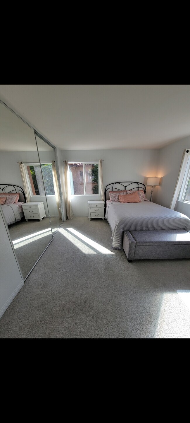 Building Photo - 180 Chambers St