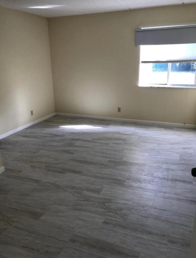 Building Photo - 1813 Fairview Villas Dr