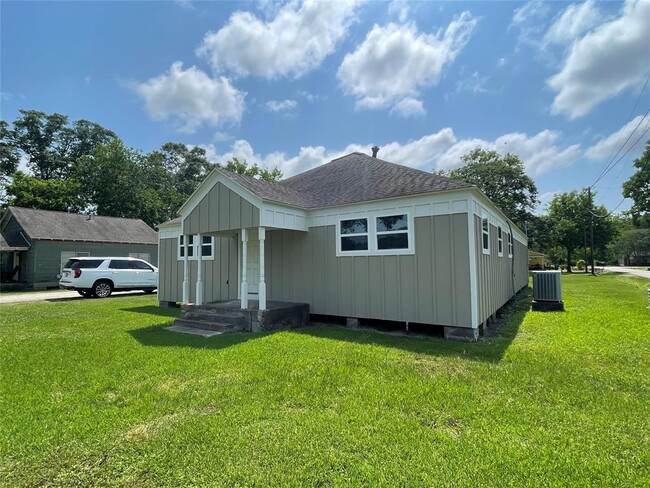 Building Photo - 817 N Valderas St