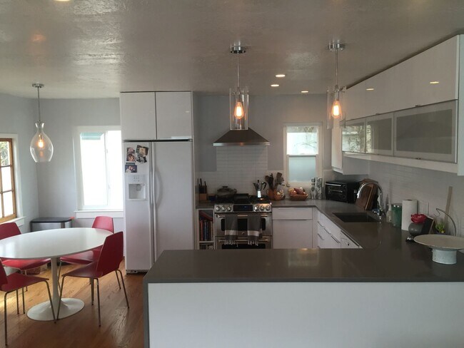 Building Photo - Cute Berkeley bungalow blocks from N. Berk...