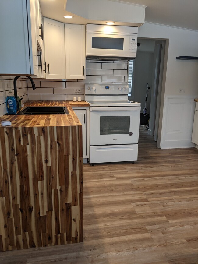Foto del edificio - 4421 Arrow Ln