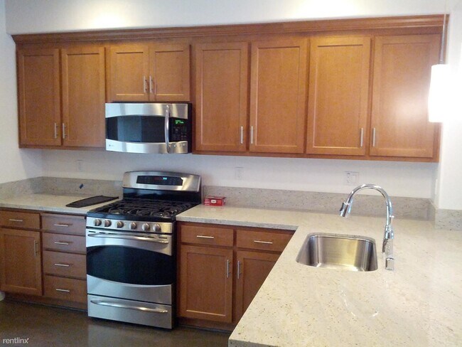 Building Photo - 944 Highland Terrace
