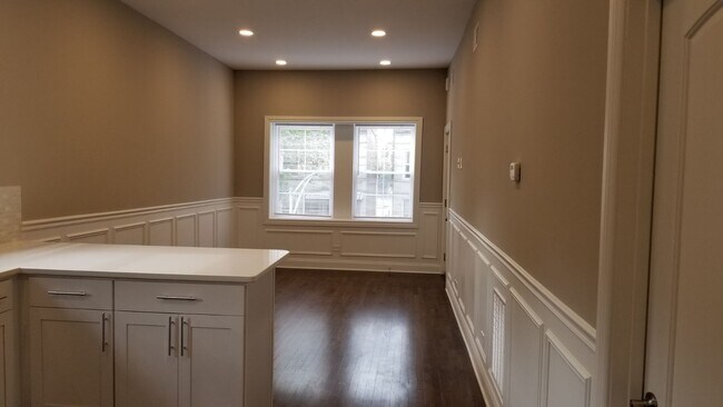 Foto del edificio - 2451 W Haddon Ave