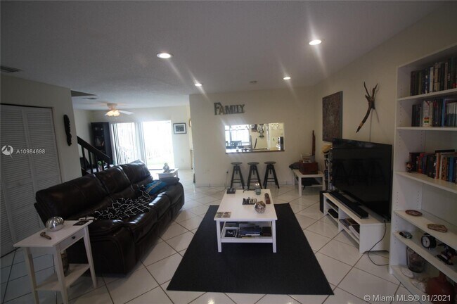 Building Photo - 9023 SW 113th Pl Cir W