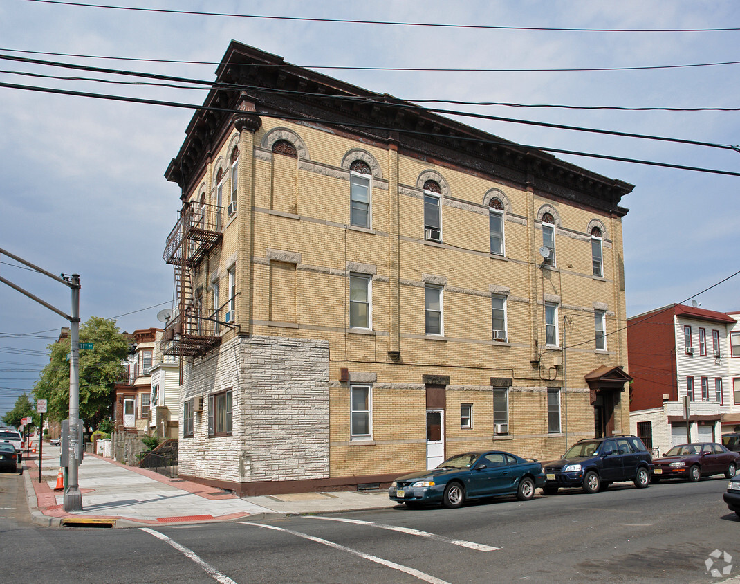 Building Photo - 626 11th St