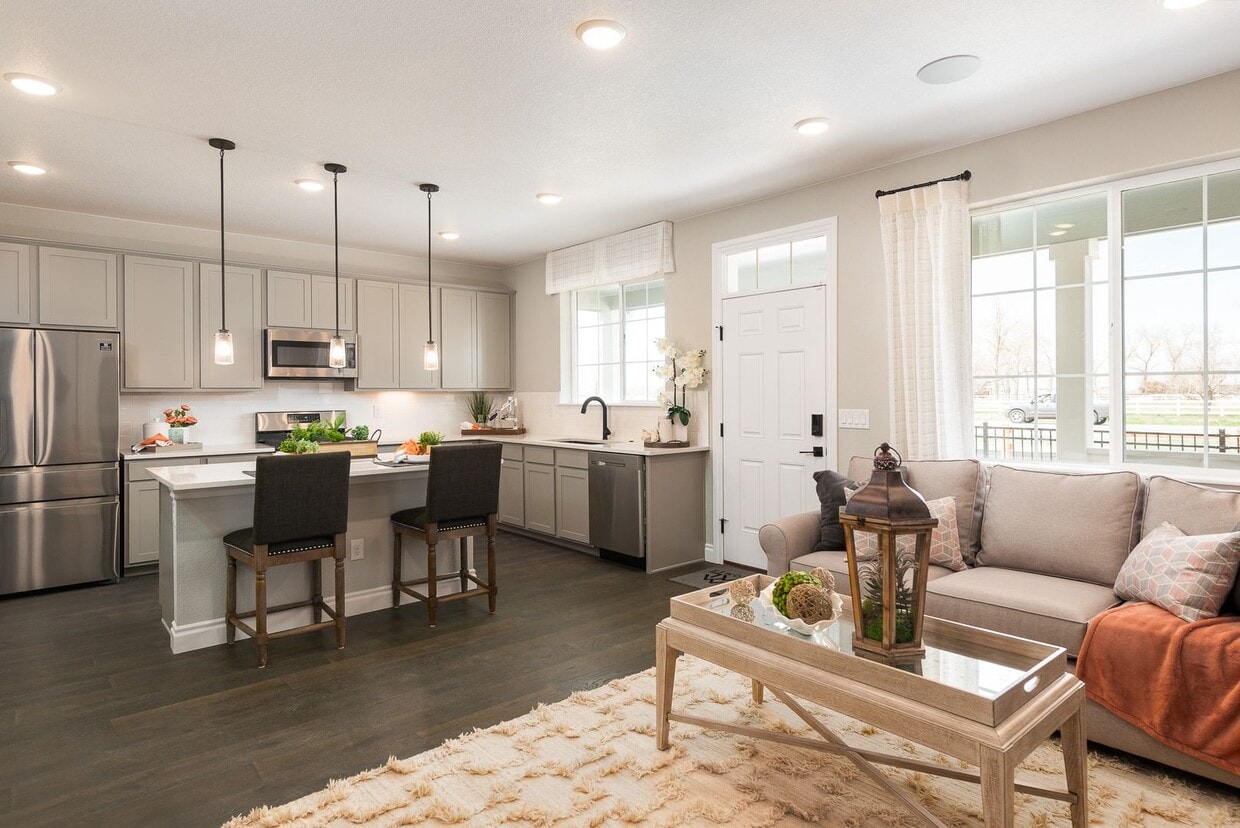 Foto principal - Model Home - Superb townhome in great loca...