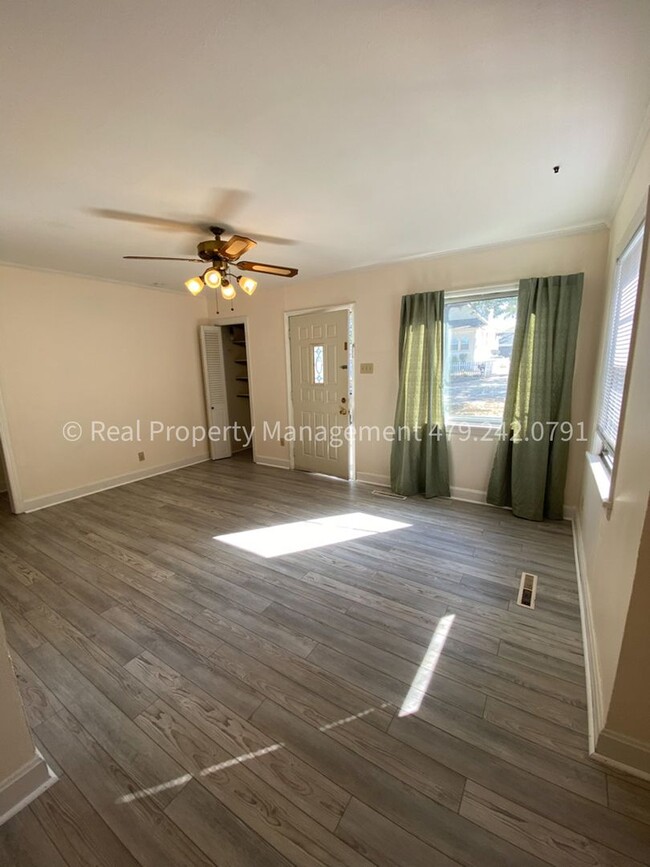 Building Photo - COMING IN MAY! 3 Bed 2 Bath House with Det...