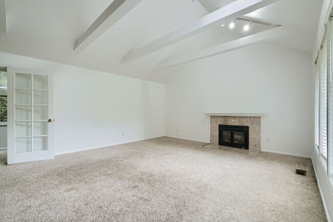 Foto del edificio - Available NOW! Waterfront >> Newly Remodel...