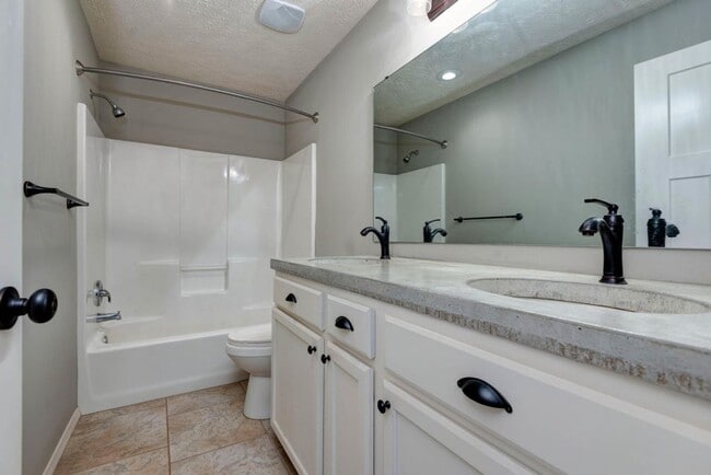 Building Photo - Republic Schools - Gorgeous 3 Bed 2 Bath 3...