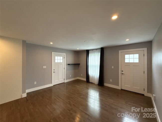 Building Photo - 300 E Peterson Dr
