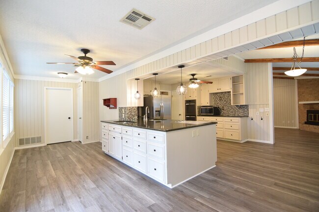 Foto del edificio - 3602 Iroquois Trail