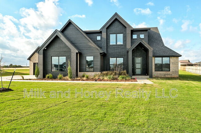 Building Photo - 2101 Dax Ln