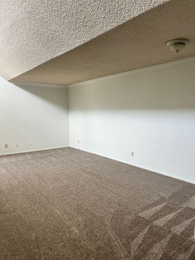 Foto del edificio - 2 bedroom, 1 bath condo with garage