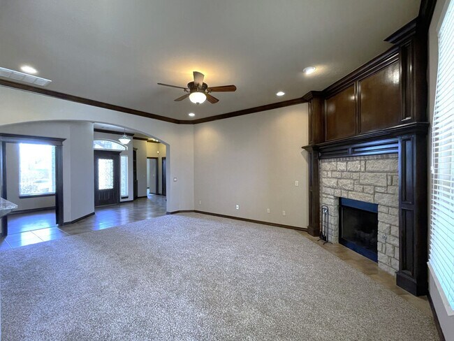 Foto del edificio - Gorgeous Custom Home with 3 Car Garage and...