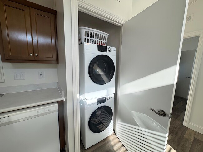 Foto del edificio - 8531 Kittyhawk Ave