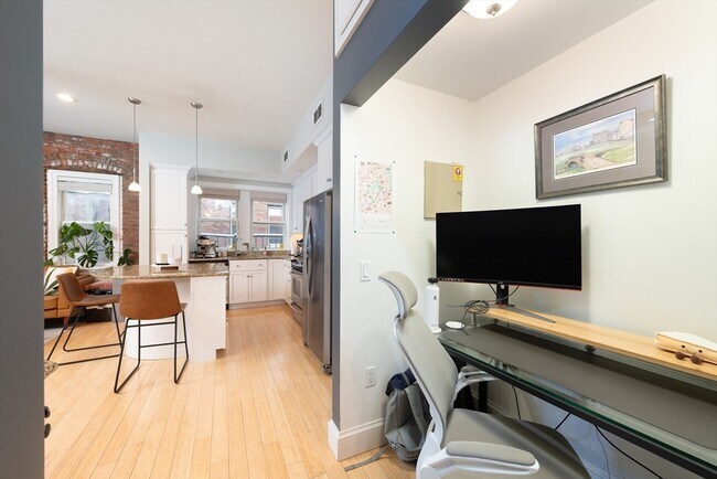Building Photo - 481 Beacon St
