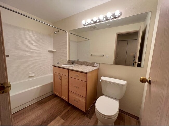 Building Photo - 2bd/2ba Woodinville Condo