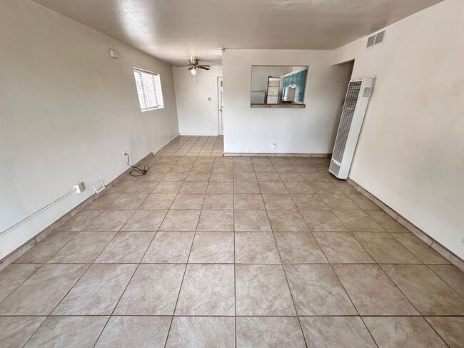 Building Photo - 3 Bedroom 2 Bathroom with Large backyard L...