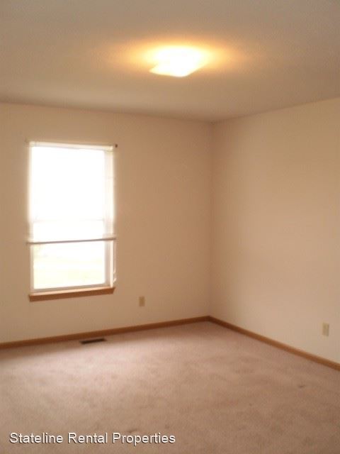Building Photo - 3 br, 1.5 bath House - 3136 Holiday Dr.