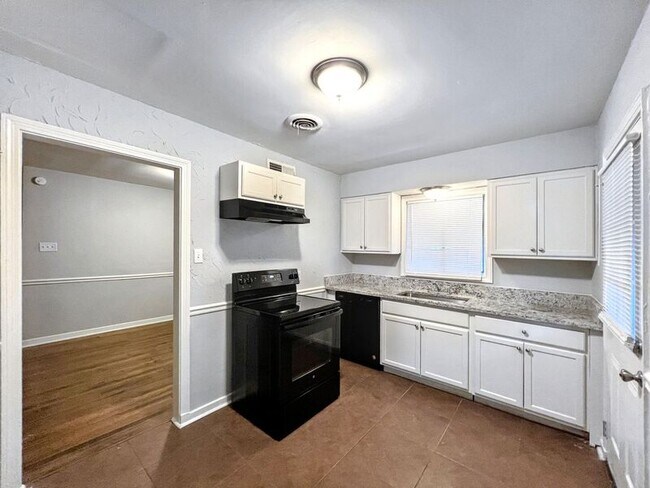 Foto del edificio - 4146 Rhodes Ave