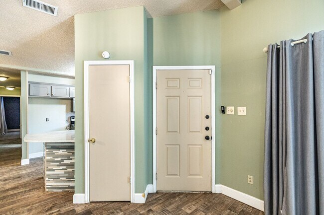 Foto del edificio - Unique Town Home with New Updates