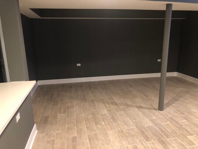 SALA DE ESTAR SIN AMUEBLAR - 4836 S Michigan Ave