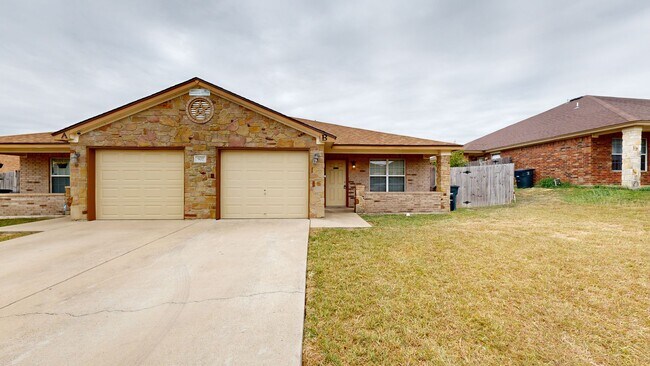 Building Photo - 902 Yi Dr