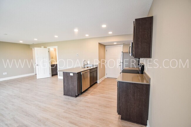 Building Photo - 3 Bdrm, 2.5 Bath Rental Home In De Soto