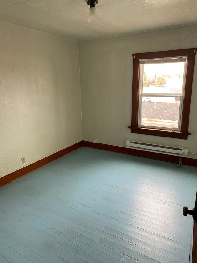 Interior Photo - 629 S Main St