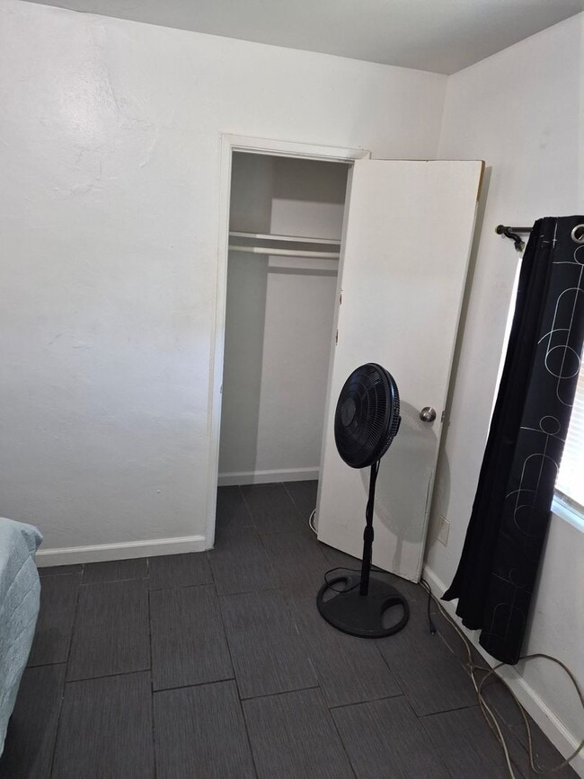 Building Photo - Private Bedroom for Rent in Single-Family Home – Utilities Included