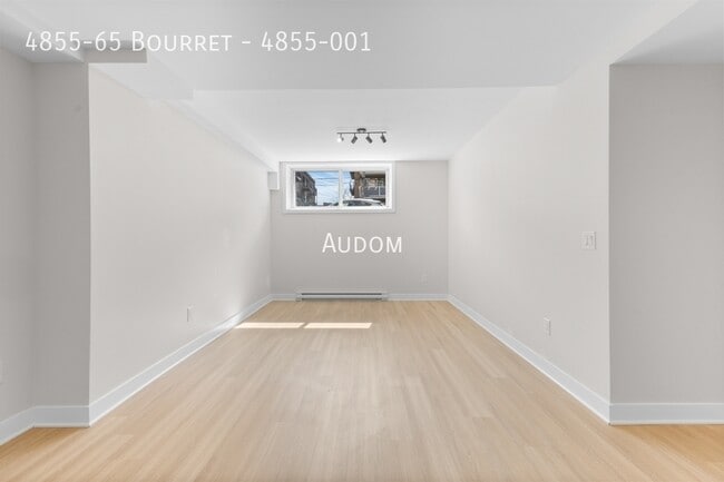 Interior Photo - Bourret