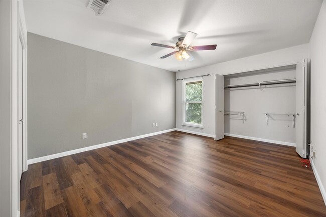 Foto del edificio - 8113 Baywood Dr