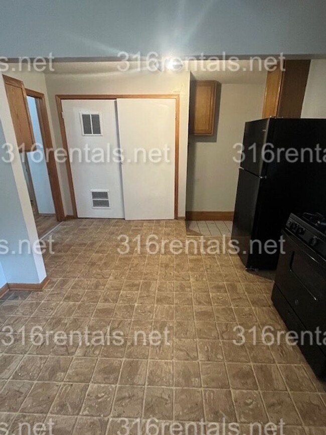 Building Photo - $1025 - 3 bedroom / 1.5 bathroom - Single ...