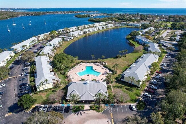 Building Photo - 204 Pompano Dr SE