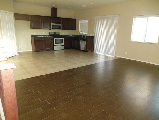 Building Photo - 8813 W Dahlia Dr