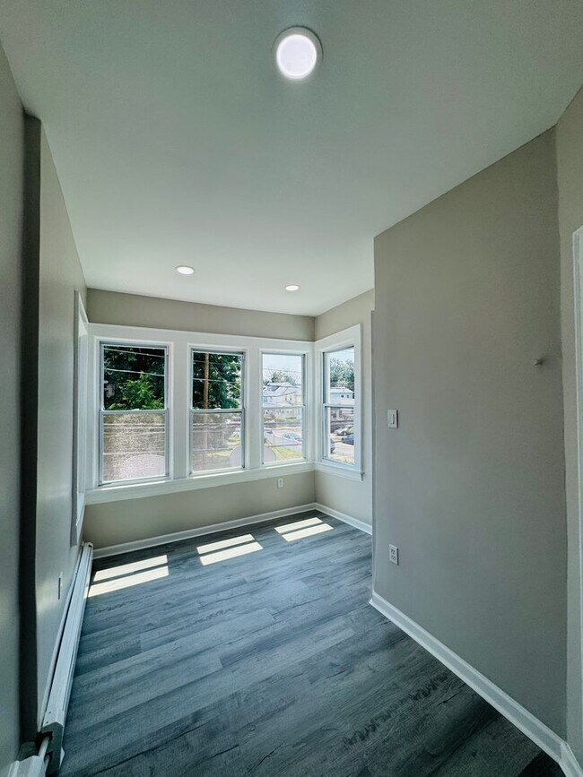 Building Photo - 487 Nye Ave