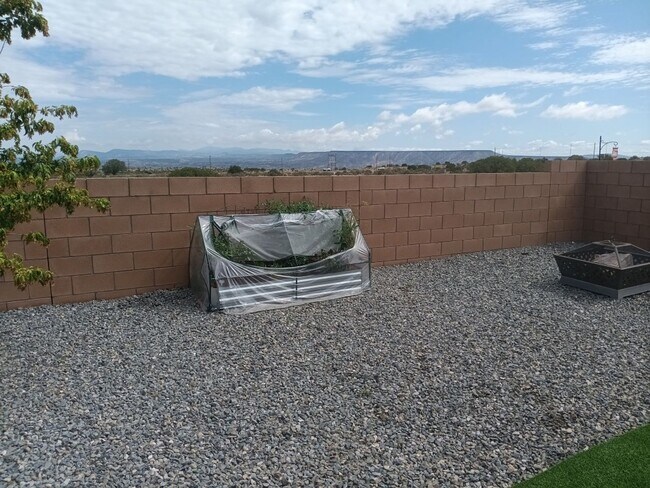 Foto del edificio - Beautiful 4-Bedroom, 2.5-Bathroom Home Loc...