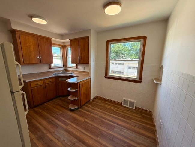 Building Photo - 16011 Maplewood Ave