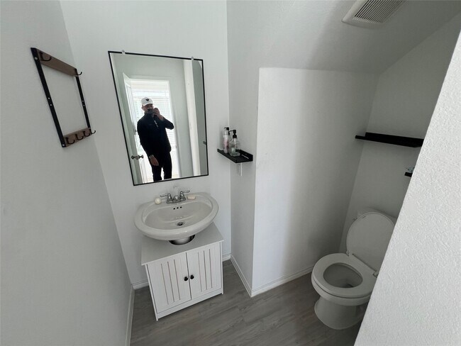 Foto del edificio - 520 Commander Abbott Dr