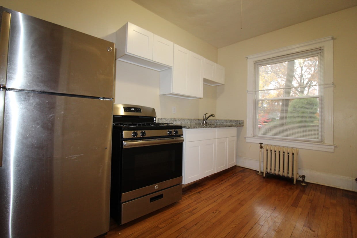 14 Concord St Unit B2, West Hartford, CT 06119 Apartments in West