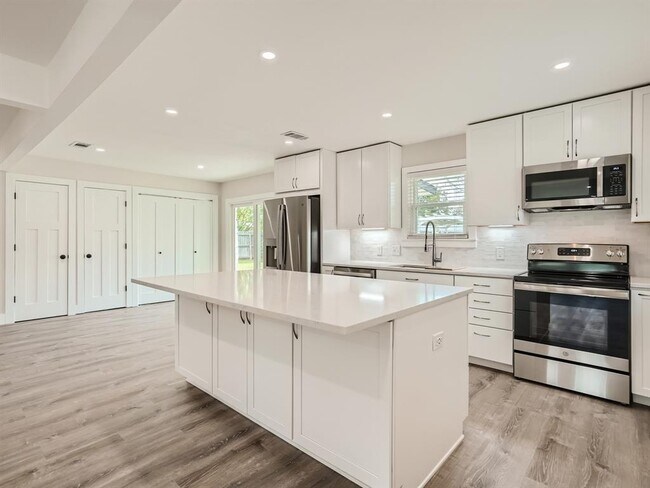 Building Photo - 5804 Eureka Dr