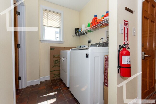 Foto del edificio - Parking Included, In-Unit Washer and Dryer...